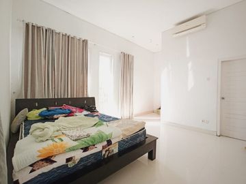RUMAH CANTIK 2 LANTAI DEKAT PLAZA RENON