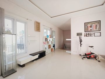 RUMAH CANTIK 2 LANTAI DEKAT PLAZA RENON