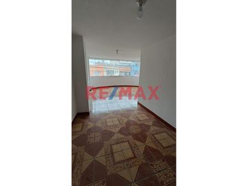 Esta propiedad está ubicada en la segunda cuadra de AV. LOS INCAS, zona  ALTAMENTE COMERCIAL, con mucho tránsito vehicular y peatonal y establecimient