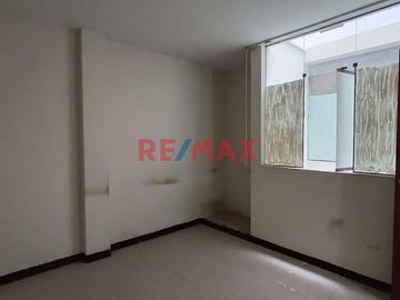 Esta propiedad está ubicada en la segunda cuadra de AV. LOS INCAS, zona  ALTAMENTE COMERCIAL, con mucho tránsito vehicular y peatonal y establecimient