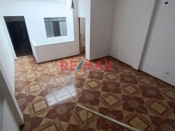 Esta propiedad está ubicada en la segunda cuadra de AV. LOS INCAS, zona  ALTAMENTE COMERCIAL, con mucho tránsito vehicular y peatonal y establecimient