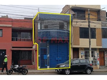 Esta propiedad está ubicada en la segunda cuadra de AV. LOS INCAS, zona  ALTAMENTE COMERCIAL, con mucho tránsito vehicular y peatonal y establecimient
