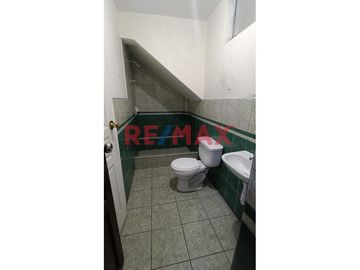Esta propiedad está ubicada en la segunda cuadra de AV. LOS INCAS, zona  ALTAMENTE COMERCIAL, con mucho tránsito vehicular y peatonal y establecimient