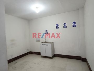 Esta propiedad está ubicada en la segunda cuadra de AV. LOS INCAS, zona  ALTAMENTE COMERCIAL, con mucho tránsito vehicular y peatonal y establecimient