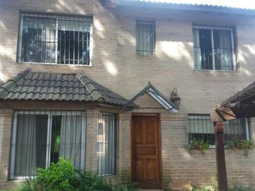 ITUZAINGO N. CHALET NORMANDO EN BARRIO CERRADO
