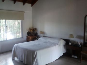 ITUZAINGO N. CHALET NORMANDO EN BARRIO CERRADO