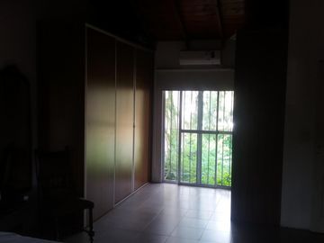 ITUZAINGO N. CHALET NORMANDO EN BARRIO CERRADO