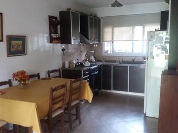 ITUZAINGO N. CHALET NORMANDO EN BARRIO CERRADO