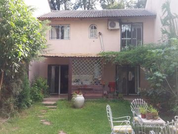 ITUZAINGO N. CHALET NORMANDO EN BARRIO CERRADO