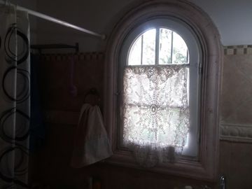 ITUZAINGO N. CHALET NORMANDO EN BARRIO CERRADO