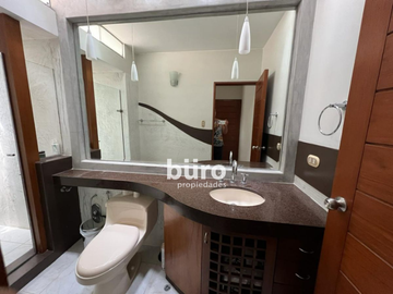 EXCLUSIVA CASA EN VENTA JARDIN, PISCINA Y DEPARTAMENTO ADICIONAL EN CASUARINAS