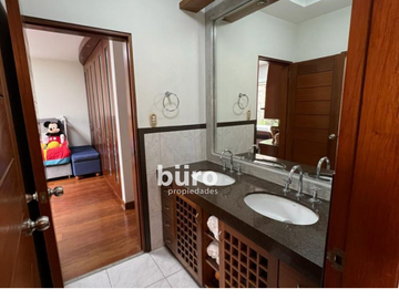 EXCLUSIVA CASA EN VENTA JARDIN, PISCINA Y DEPARTAMENTO ADICIONAL EN CASUARINAS