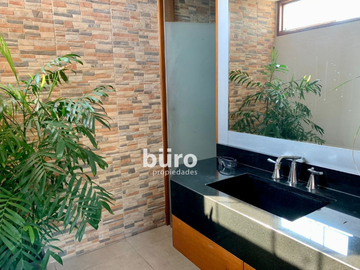 EXCLUSIVA CASA EN VENTA JARDIN, PISCINA Y DEPARTAMENTO ADICIONAL EN CASUARINAS