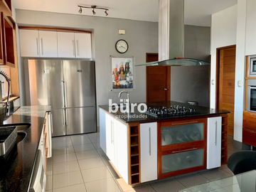 EXCLUSIVA CASA EN VENTA JARDIN, PISCINA Y DEPARTAMENTO ADICIONAL EN CASUARINAS