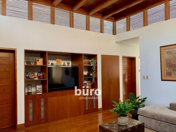 EXCLUSIVA CASA EN VENTA JARDIN, PISCINA Y DEPARTAMENTO ADICIONAL EN CASUARINAS