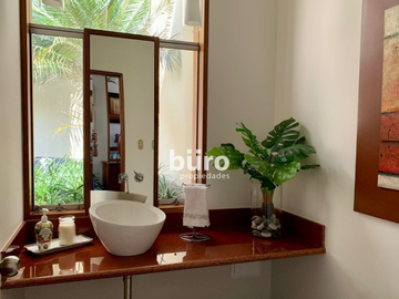 EXCLUSIVA CASA EN VENTA JARDIN, PISCINA Y DEPARTAMENTO ADICIONAL EN CASUARINAS