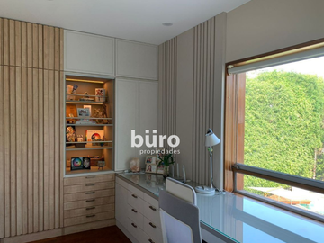 EXCLUSIVA CASA EN VENTA JARDIN, PISCINA Y DEPARTAMENTO ADICIONAL EN CASUARINAS