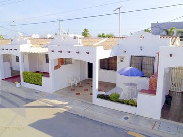 Casa en Conjunto Privado: Se Vende Casa Cerca del Mar en Salinas