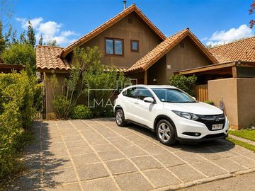 Casa en venta de 4 dorm. en Colina