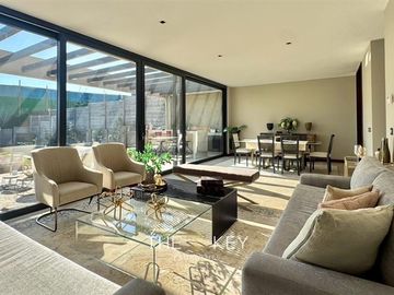 Casa Nueva en Condominio en La Dehesa 4d+3b +Sala de estar
