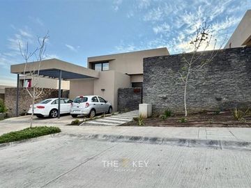 Casa Nueva en Condominio en La Dehesa 4d+3b +Sala de estar