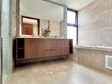 Casa Nueva en Condominio en La Dehesa 4d+3b +Sala de estar