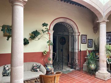 Casa con 2 Locales Comerciales en Venta en Guadalupe, en Zona Centro