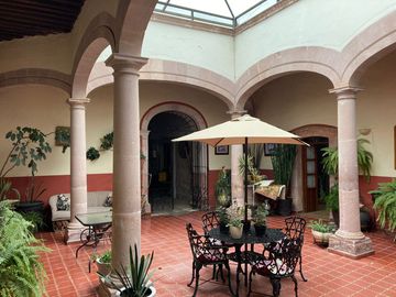 Casa con 2 Locales Comerciales en Venta en Guadalupe, en Zona Centro