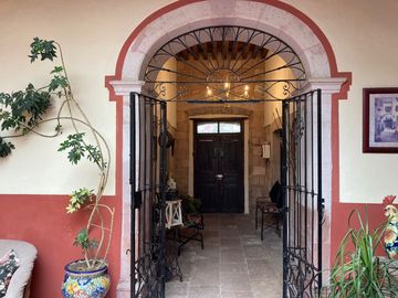 Casa con 2 Locales Comerciales en Venta en Guadalupe, en Zona Centro