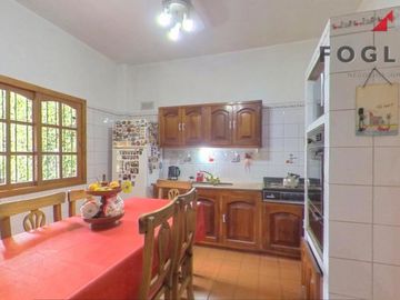 Excelente Casa de 5 Amb con Pileta, Jardin, Quincho, Garage
