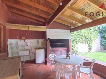 Excelente Casa de 5 Amb con Pileta, Jardin, Quincho, Garage