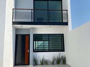 Venta de Casa de 3 Recámaras a un costado de City Club, Villa de Álvarez Colima