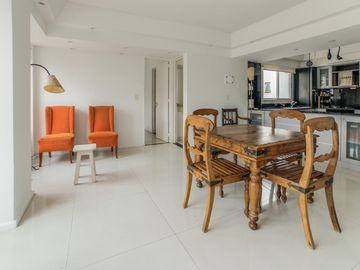 ¡Venta departamento 2 ambientes, piso alto,  con terraza, baulera y cochera!