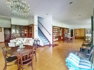 Di Jual Rumah Asri Luas 8 Kamar Lokasi Strategis di Ciumbuleuit Bandung
