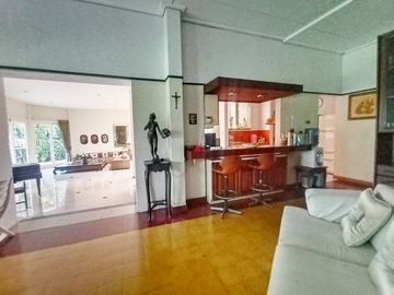 Di Jual Rumah Asri Luas 8 Kamar Lokasi Strategis di Ciumbuleuit Bandung