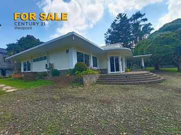 Di Jual Rumah Asri Luas 8 Kamar Lokasi Strategis di Ciumbuleuit Bandung