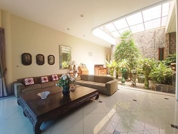 Di Jual Rumah Asri Luas 8 Kamar Lokasi Strategis di Ciumbuleuit Bandung