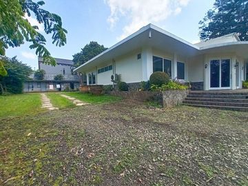 Di Jual Rumah Asri Luas 8 Kamar Lokasi Strategis di Ciumbuleuit Bandung