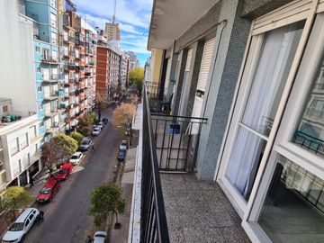 Venta - Departamento dos ambientes con balcón saliente - Falucho 2027 - Plaza Colon