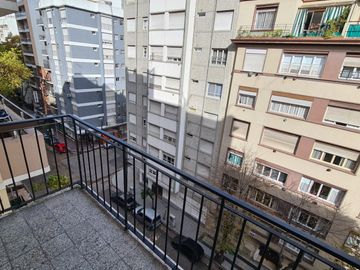 Venta - Departamento dos ambientes con balcón saliente - Falucho 2027 - Plaza Colon