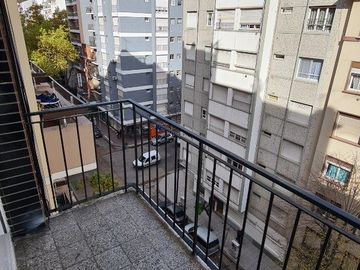 Venta - Departamento dos ambientes con balcón saliente - Falucho 2027 - Plaza Colon