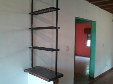 Casa americana al frente con otras construcciones en su fondo