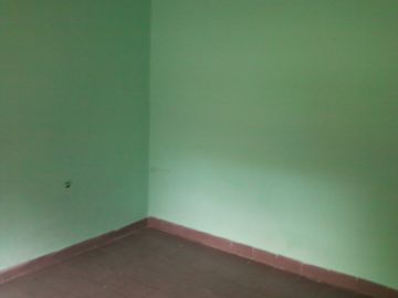 Casa americana al frente con otras construcciones en su fondo