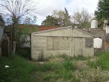 Casa americana al frente con otras construcciones en su fondo