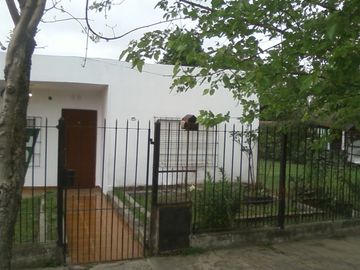 Casa americana al frente con otras construcciones en su fondo