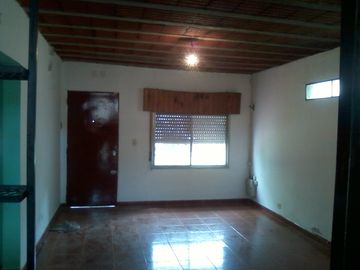Casa americana al frente con otras construcciones en su fondo