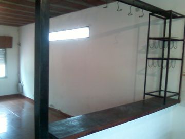 Casa americana al frente con otras construcciones en su fondo