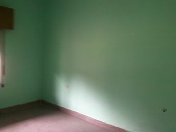 Casa americana al frente con otras construcciones en su fondo