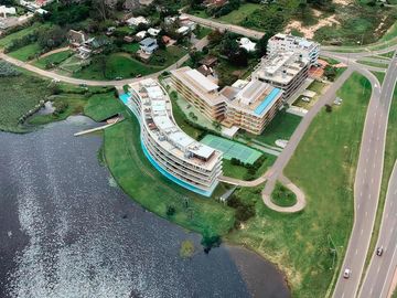 Apartamento 2 dormitorios con amplia terraza en primera línea del mar en Punta del  Este, Playa Mansa parada 39