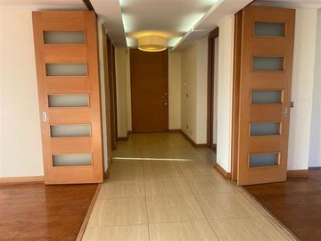 Departamento en venta .Oriente. Luminosos. Lo Barnechea